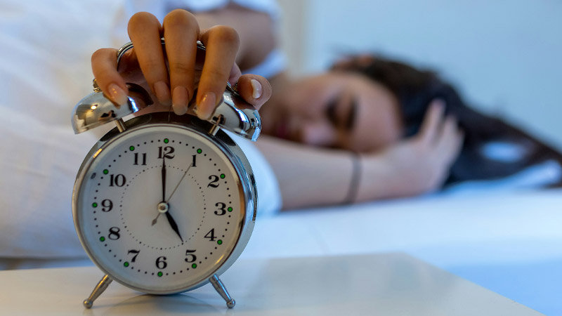 朝5時起きは本当に健康？朝活ブームの落とし穴